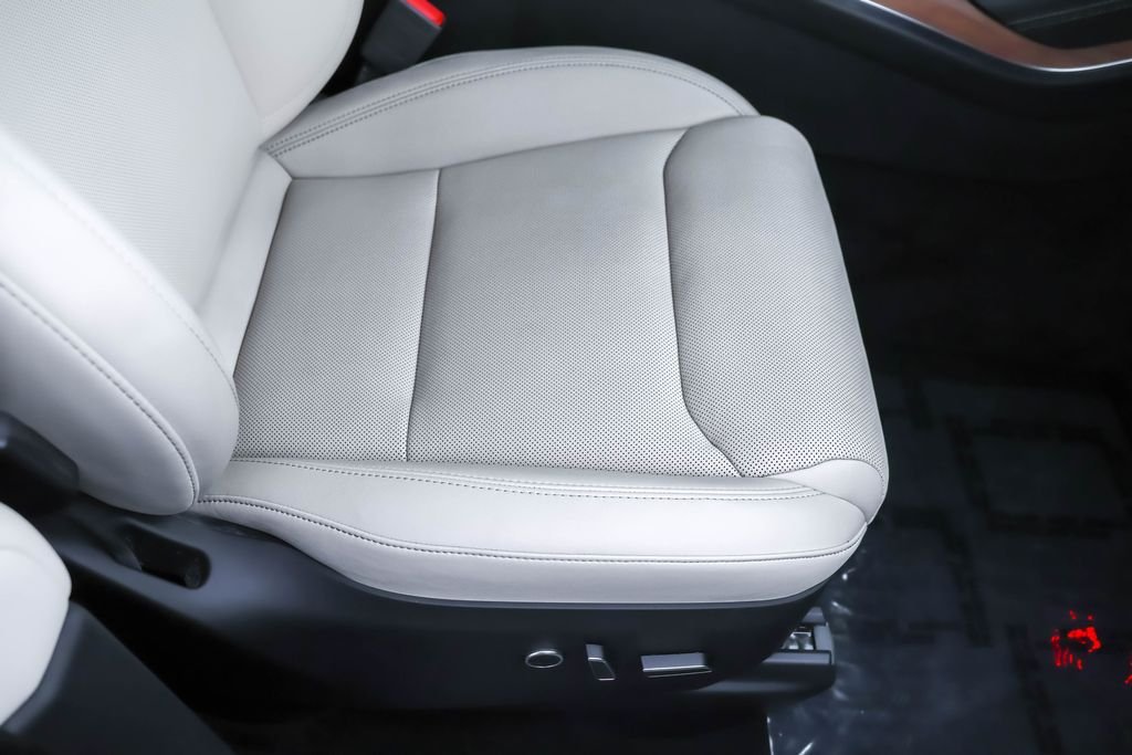 Used 2024  Tesla Base image 28