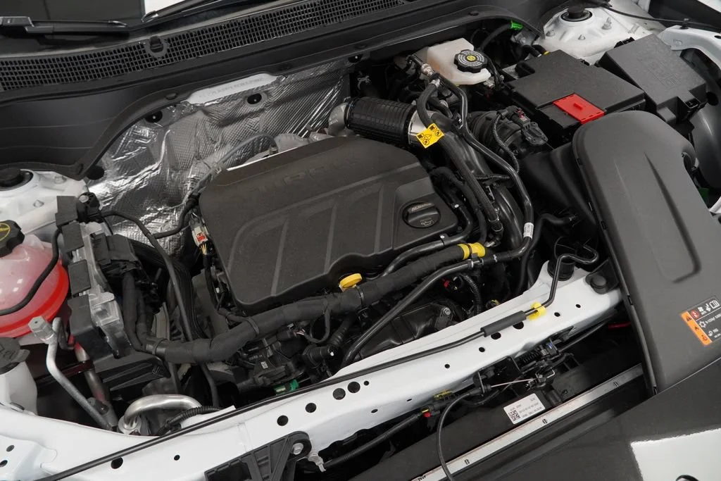New 2026 Summit White Chevrolet ACTIV image 38