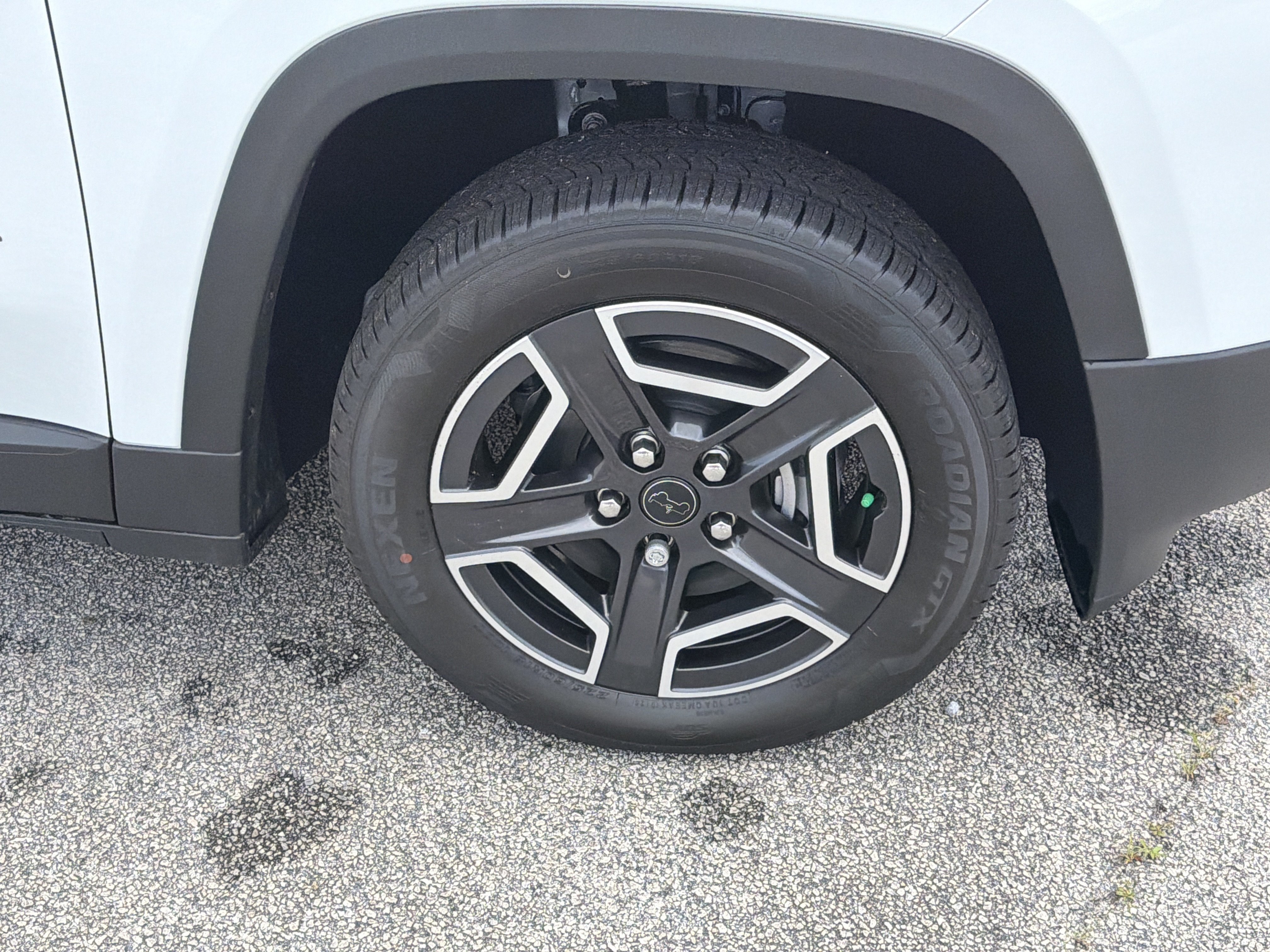 New 2026 Bright White Clear-Coat Exterior Paint Jeep Limited image 13