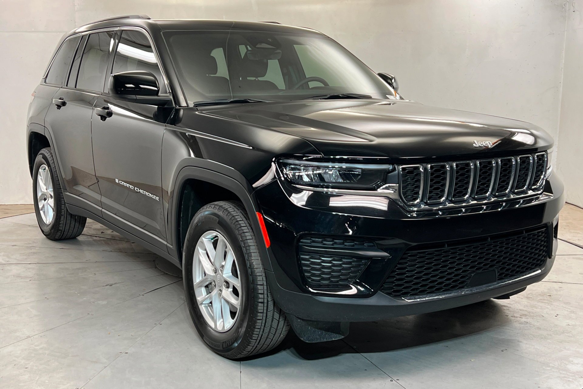 Used 2025 Diamond Black Crystal Pearlcoat Jeep Laredo X image 8