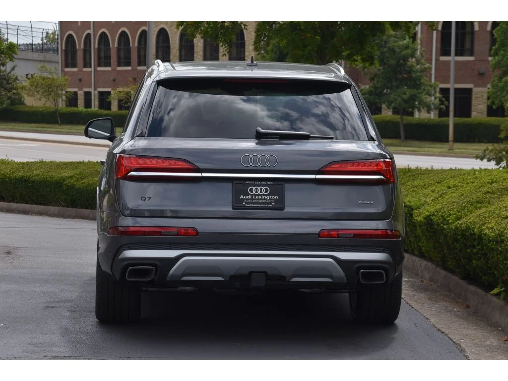 Used 2025 Gry Audi Premium Plus image 5