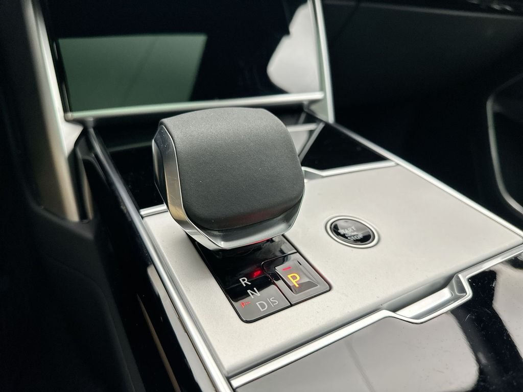 Used 2025  Land Rover SE image 24