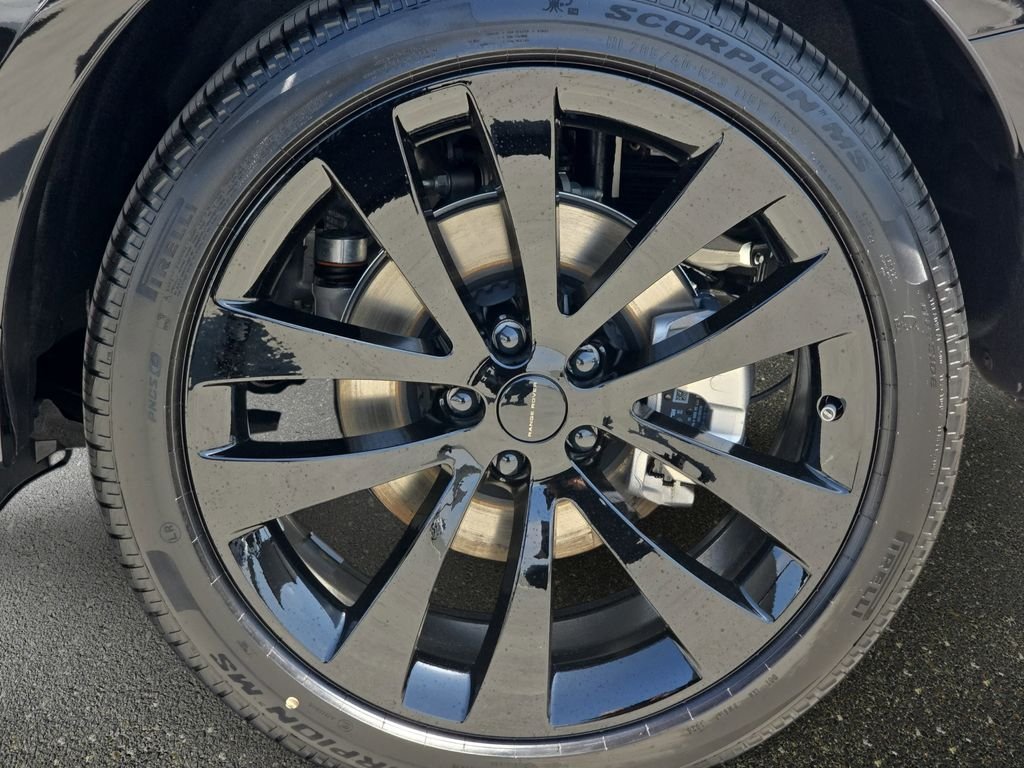 New 2026 Santorini Black Land Rover Dynamic SE image 35