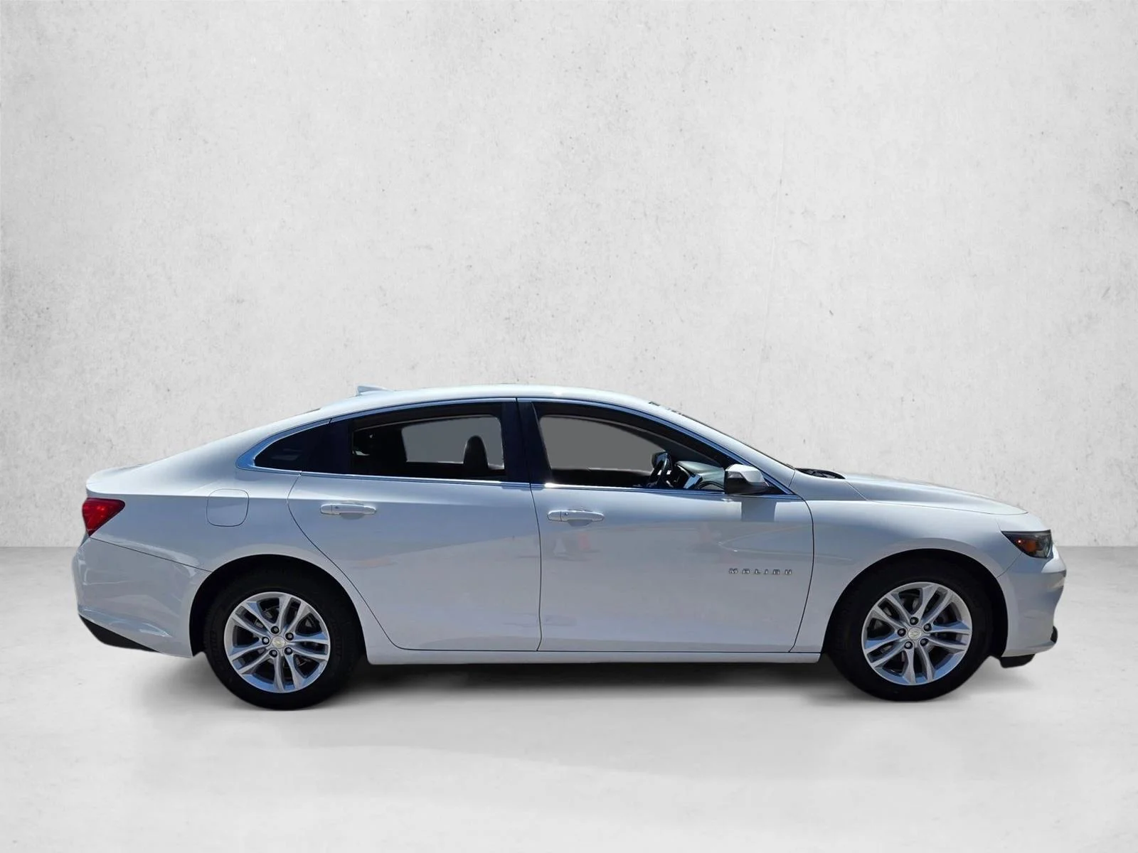 Used 2018 Summit White Chevrolet LT image 4