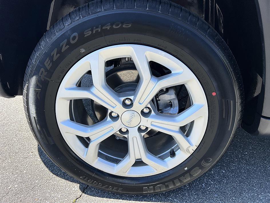 Used 2024 Bright White Clearcoat Jeep Latitude image 11