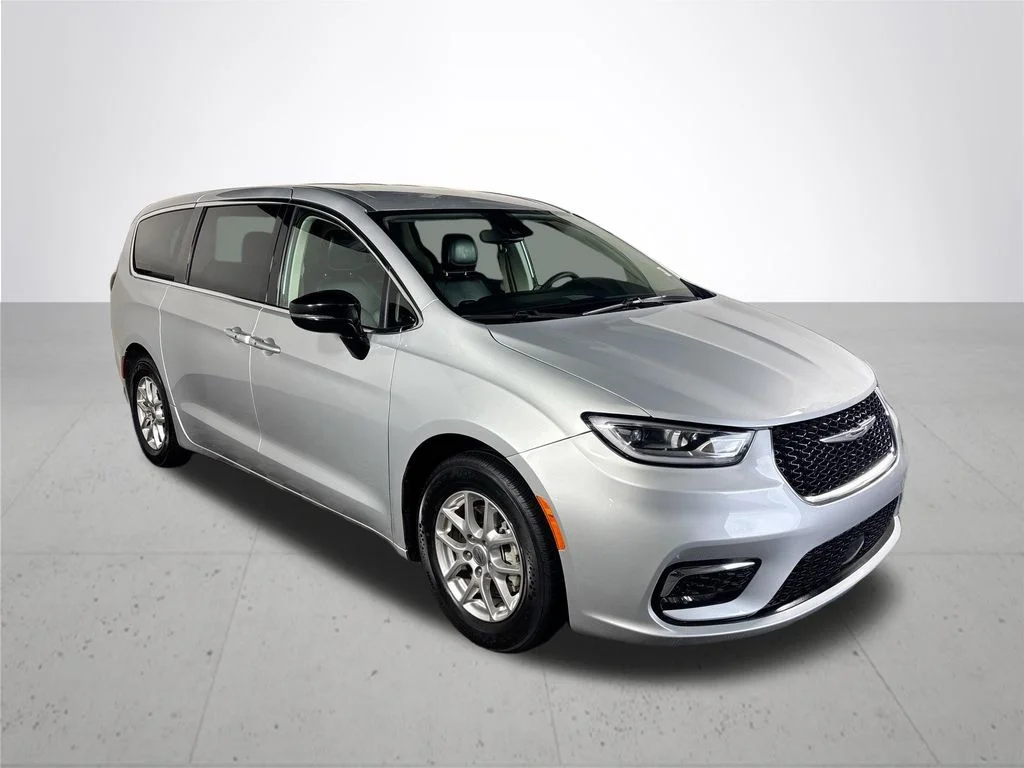 Used 2024 Silver Chrysler Touring L image 3