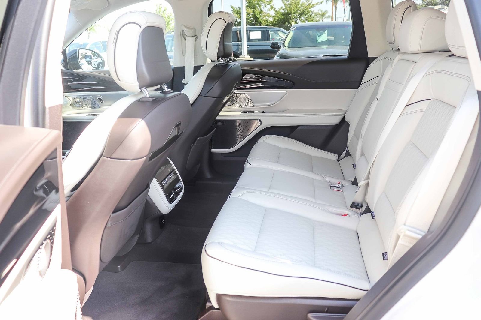 Used 2024 White Platinum Clearcoat Metallic Lincoln Black Label image 17