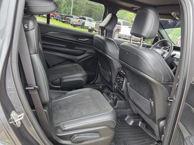 Used 2023 Metallic Jeep Altitude image 16