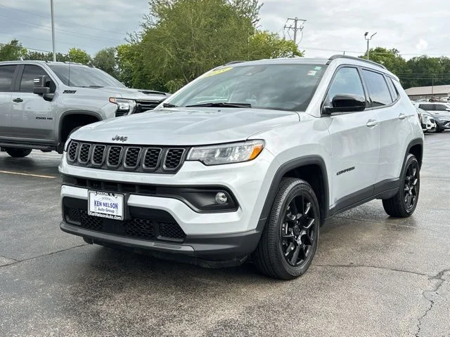 Used 2025 Silver Jeep Latitude image 5