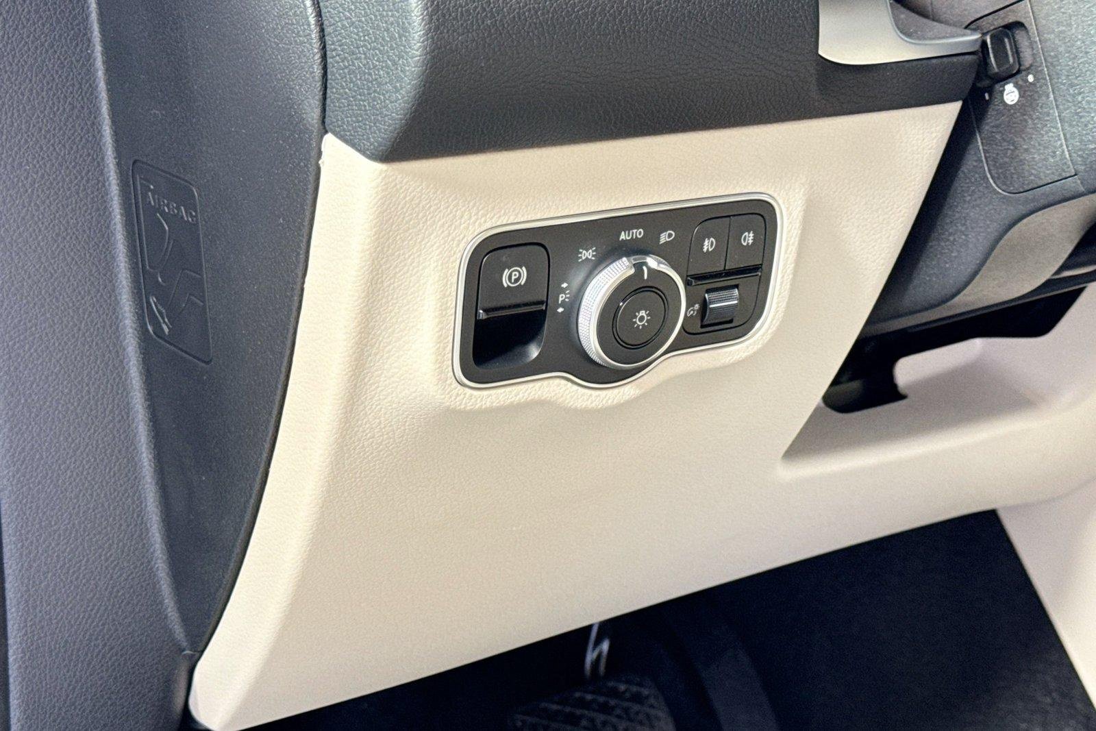 New 2026 Polar White Mercedes-Benz GLB 250 image 10