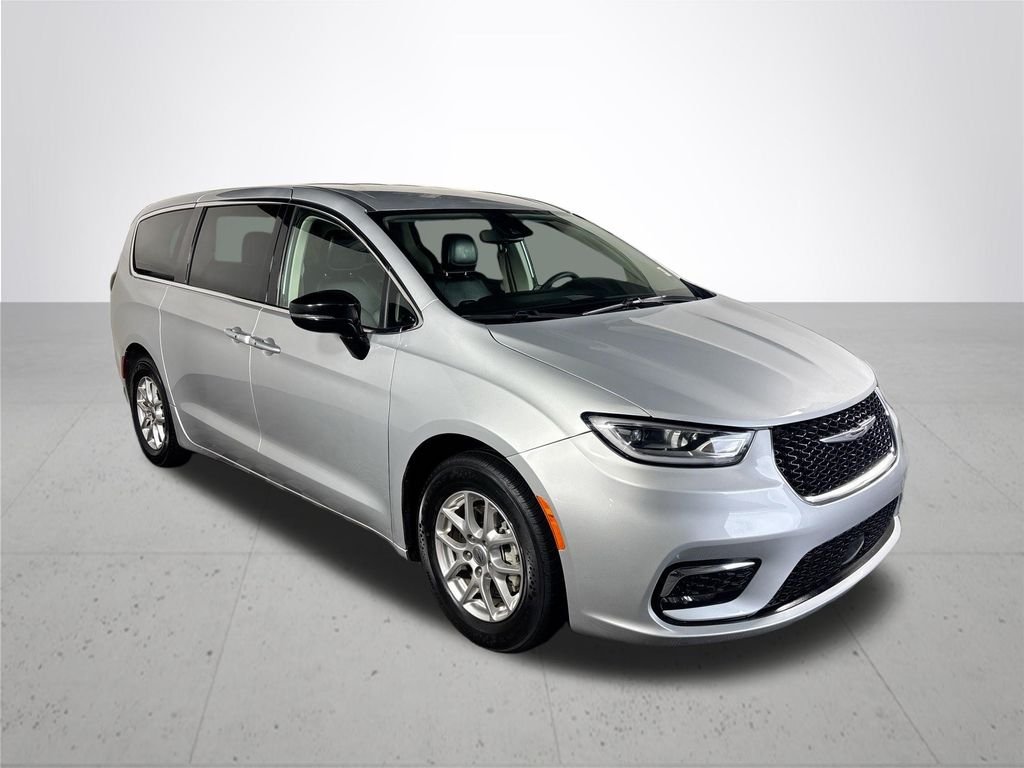 Used 2024 Silver Chrysler Touring L image 3