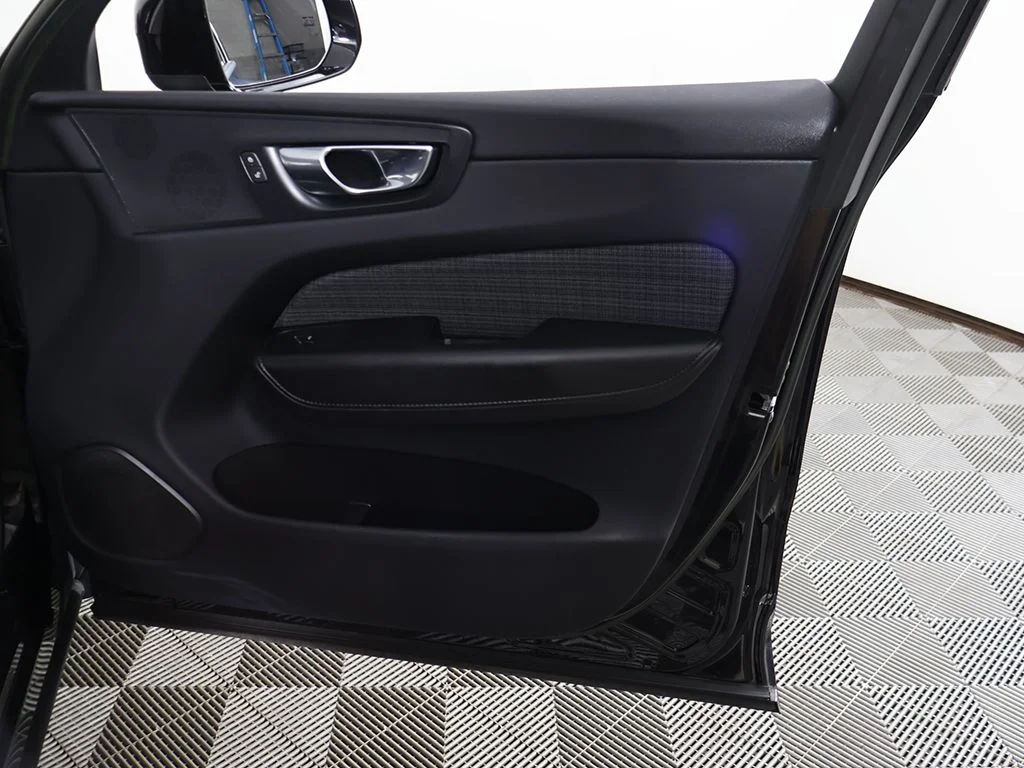 Used 2022 Onyx Black Metallic Volvo B5 Momentum image 25