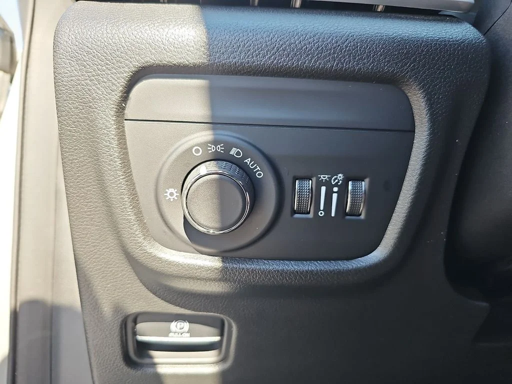 Used 2023 Silver Jeep Laredo image 25
