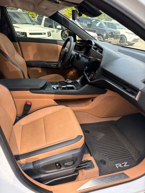 Used 2024 White Pearl Lexus 450e Premium image 13