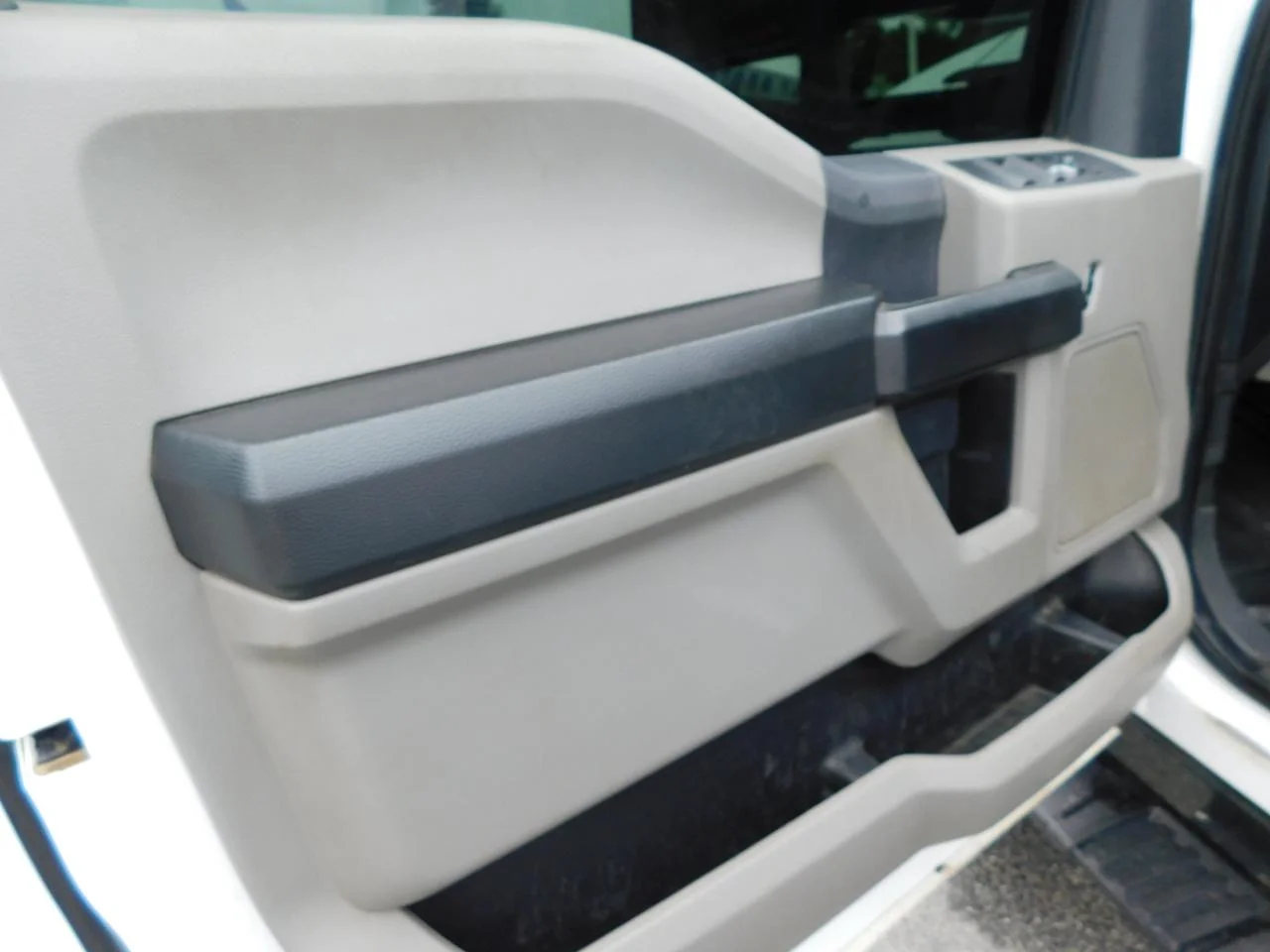 Used 2022 White Ford XL 4WD Crew Cab 179 in WB 60 in CA image 26