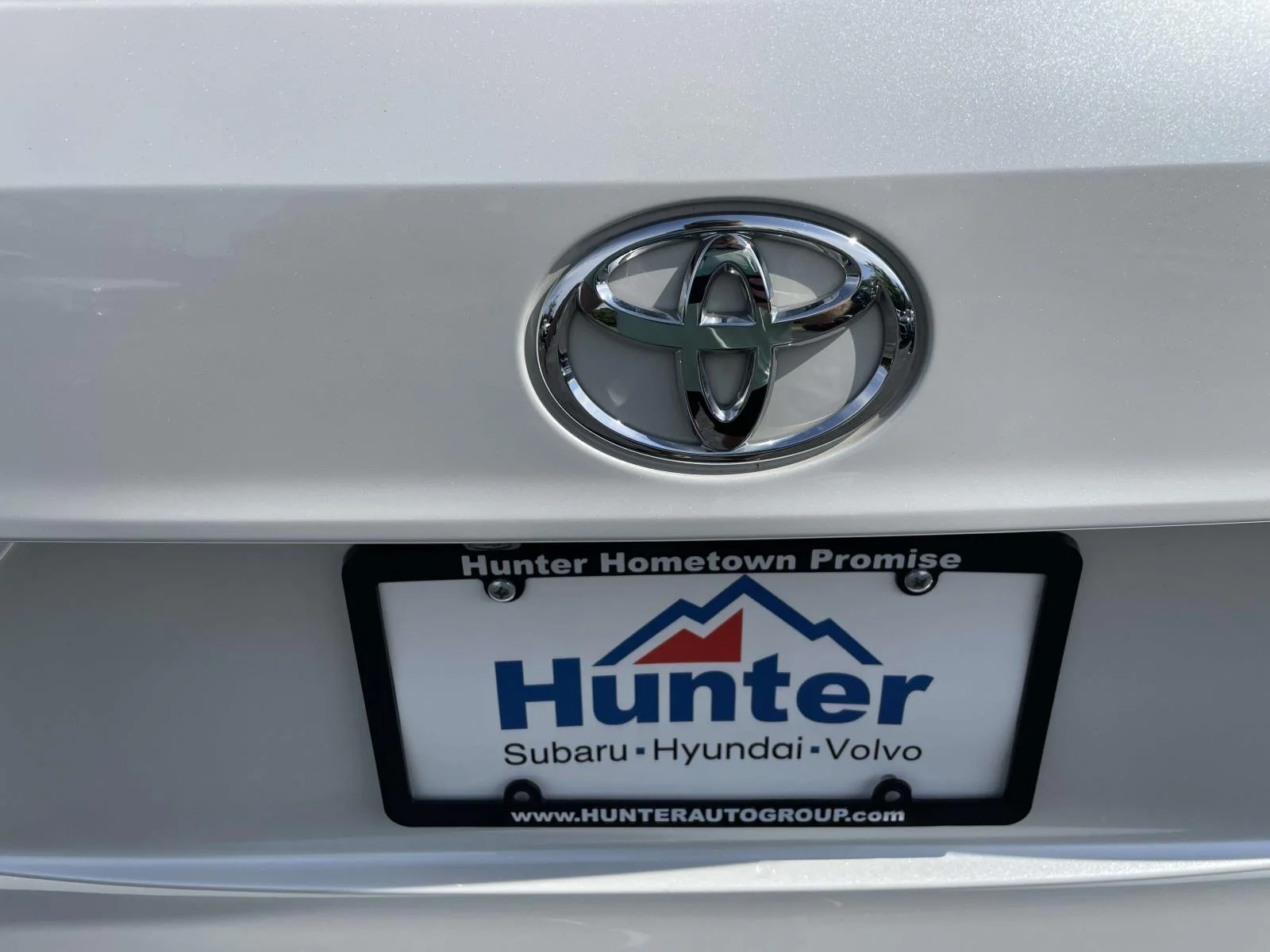 Used 2023 Off-white Toyota LE image 12