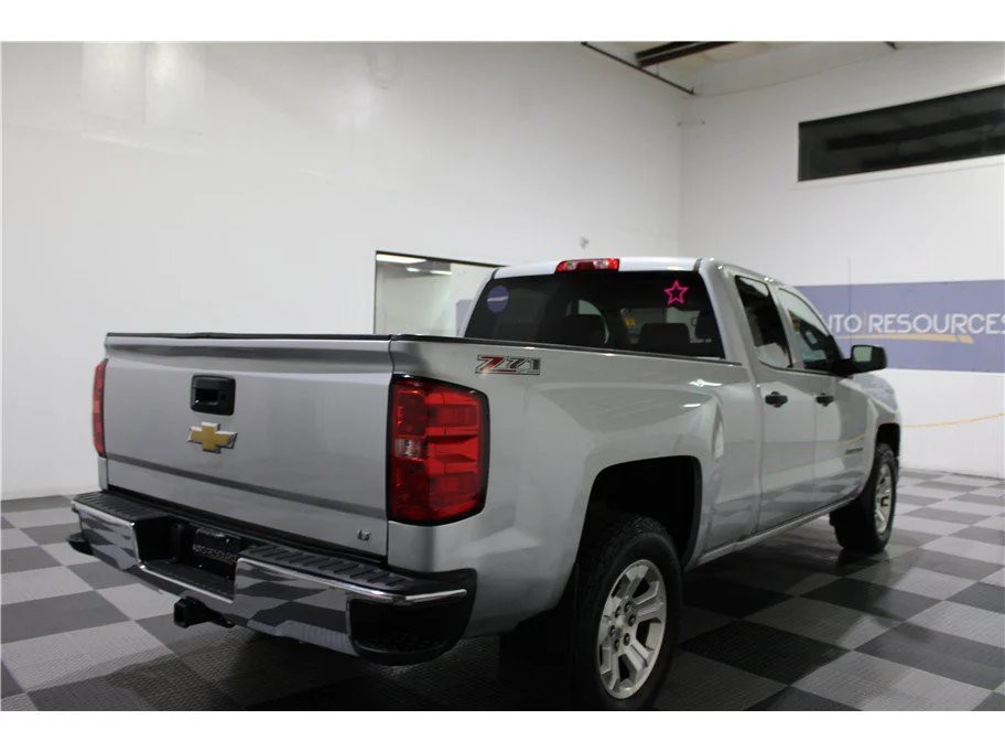 Used 2014 Silver Ice Metallic Chevrolet LT image 4