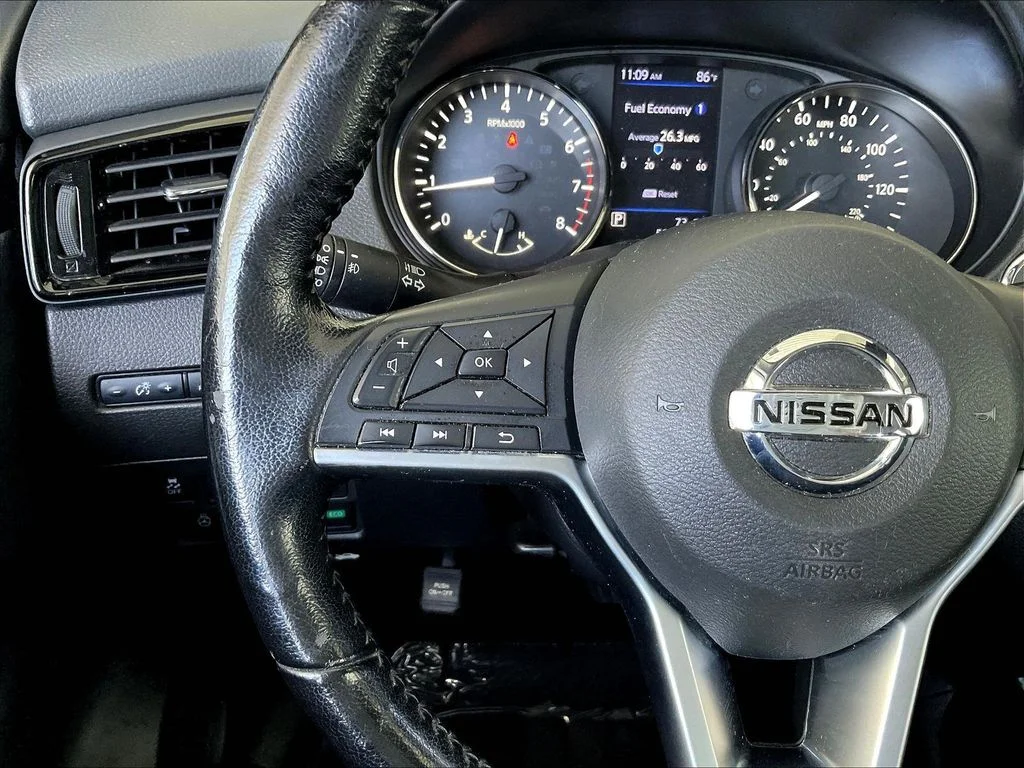 Used 2021 Scarlet Nissan SV image 12