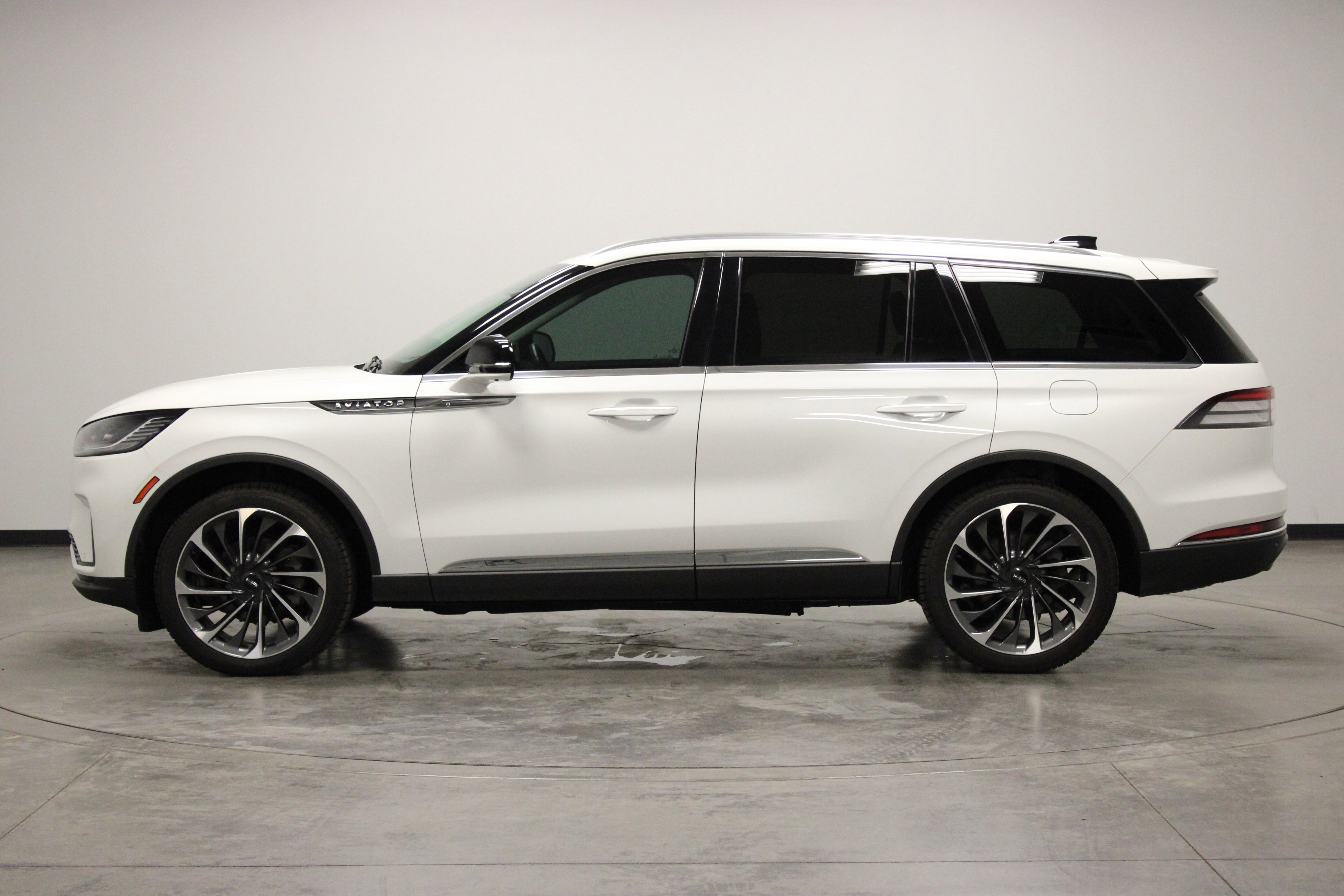 Used 2025 Pristine White Metallic Tri-Coat Lincoln Reserve image 5