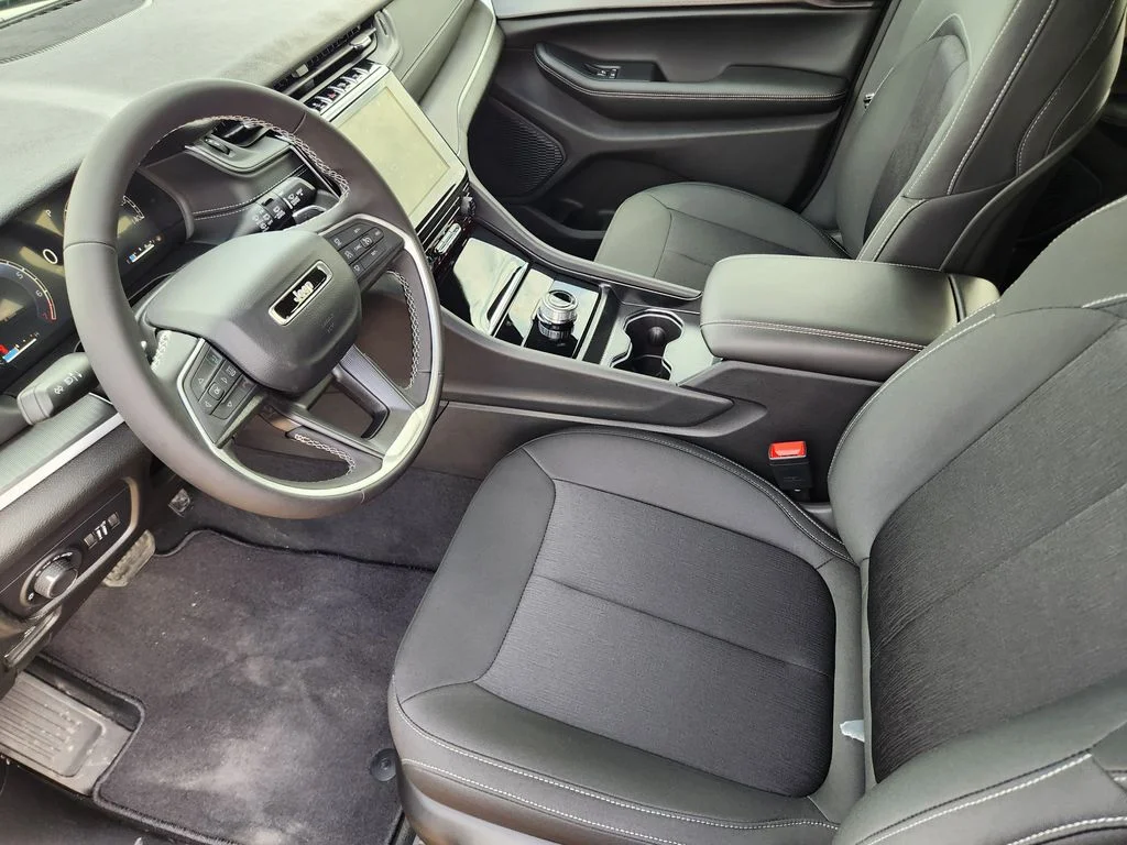 New 2026 Diamond Black Crystal Pearl-Coat Exterior Paint Jeep Laredo image 8