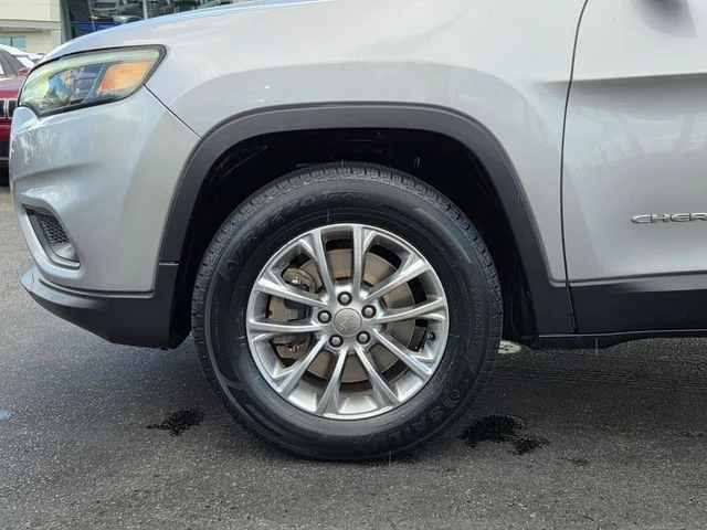 Used 2019 Silver Jeep Latitude Plus image 9