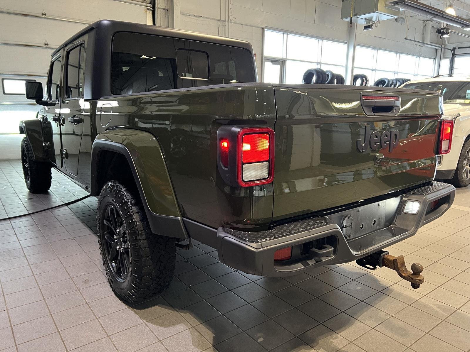 Used 2022  Jeep Altitude image 5