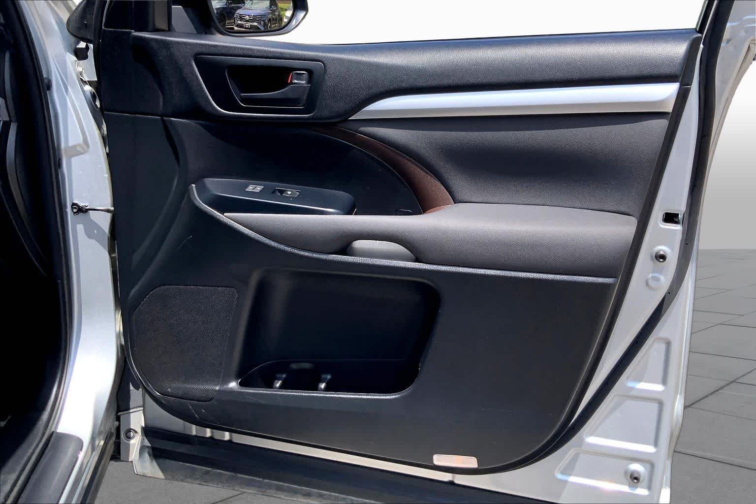 Used 2017 Celestial Silver Metallic Toyota LE image 21