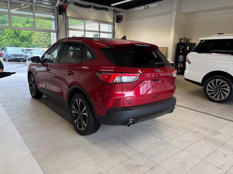 Used 2022 Red Ford SE image 2