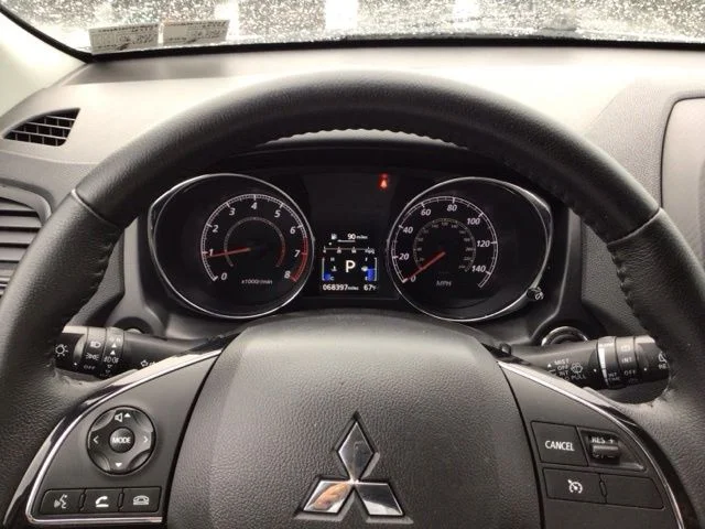 Used 2019 Pearl White Mitsubishi 2.0 SE image 12