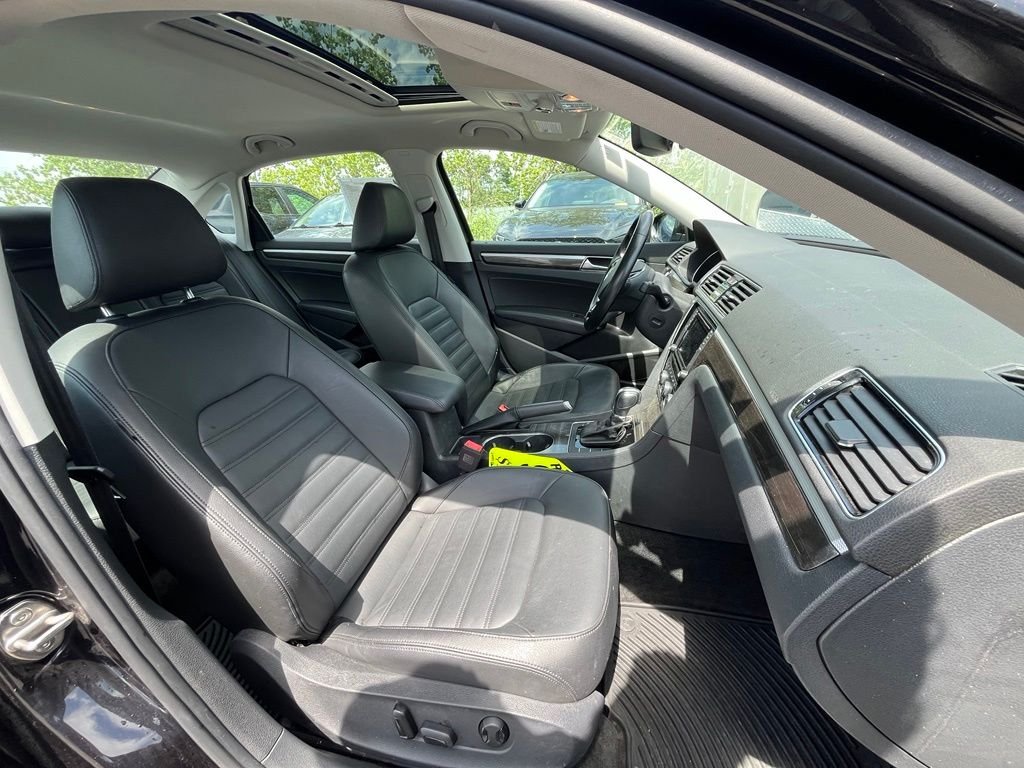 Used 2018 Black Volkswagen 2.0T SEL Premium image 12