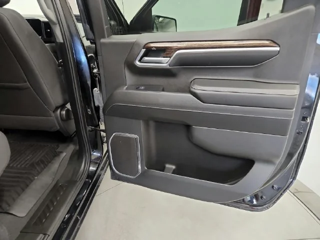 Used 2024 Onyx Black GMC Elevation image 31