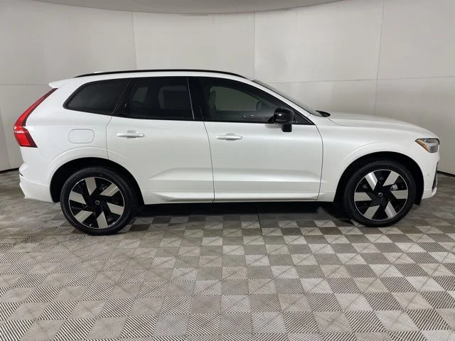 Used 2025 White Volvo T8 Plus image 9