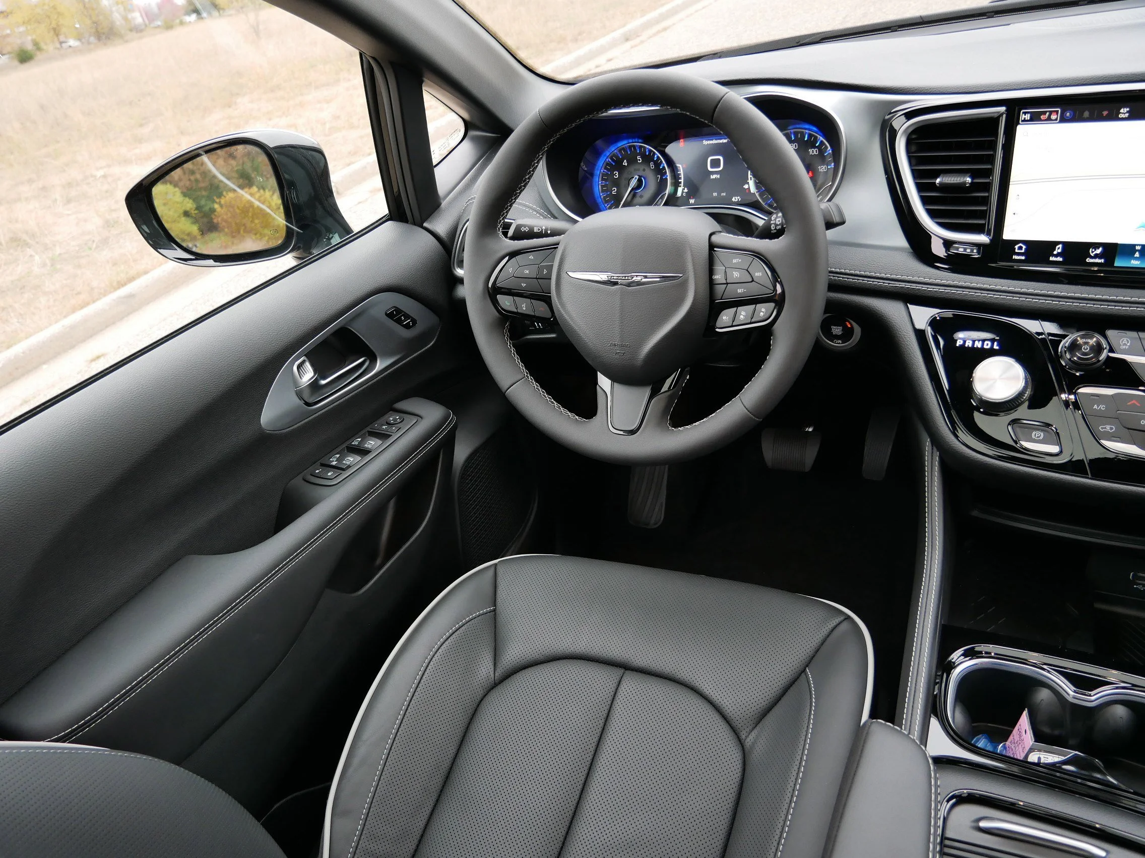 New 2026 Diamond Black Crystal Pearl-Coat Exterior Paint Chrysler Limited image 9