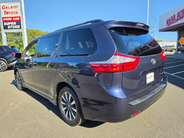 Used 2018 Beige Toyota XLE image 5