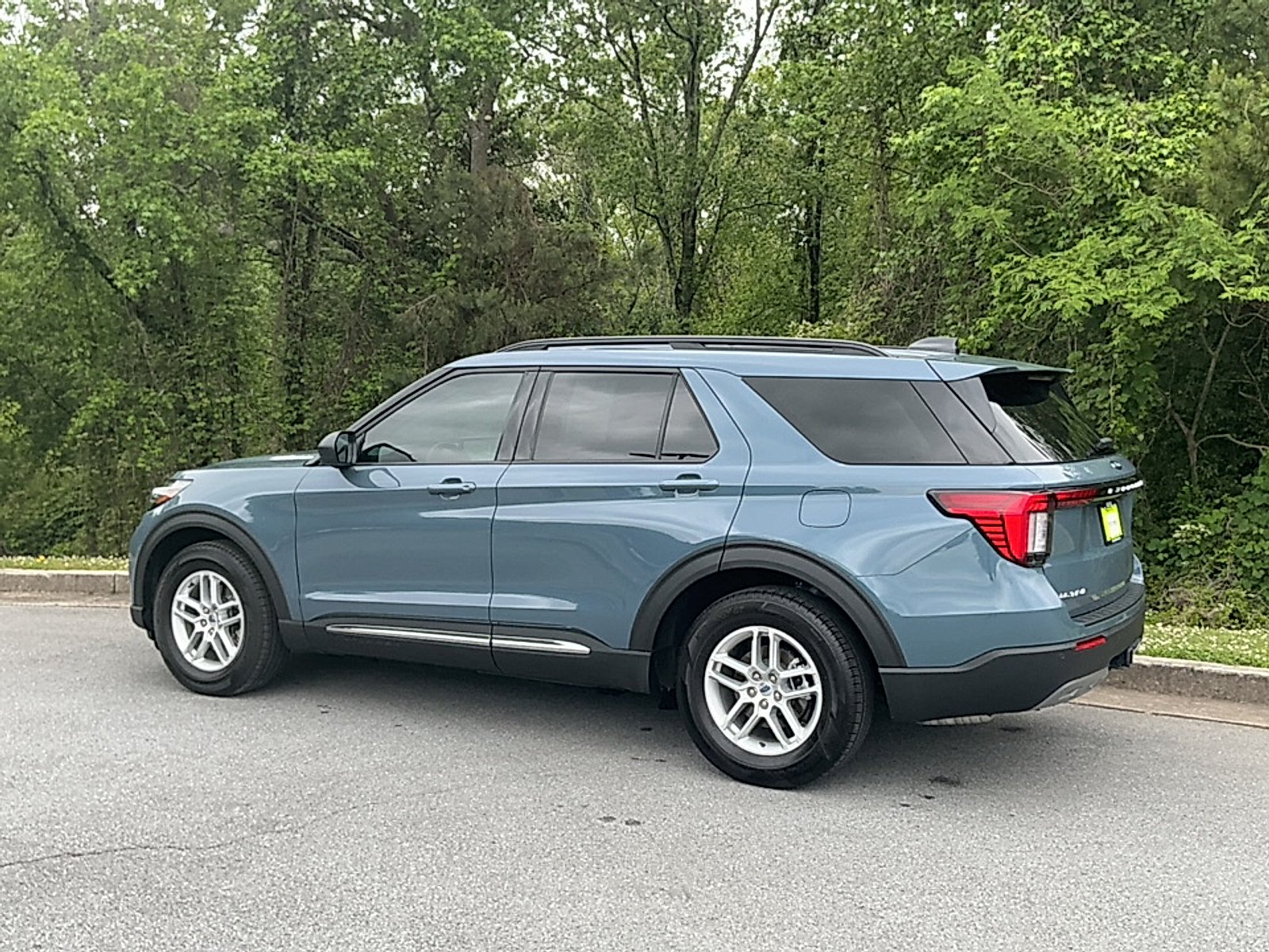 Used 2025 Vapor Blue Metallic Ford Active image 3