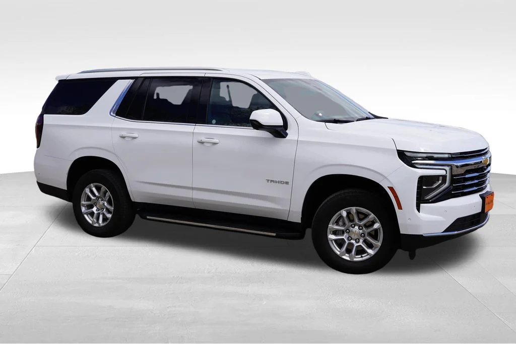 Used 2025 Summit White Chevrolet LT image 2
