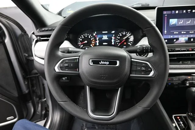 Used 2023 Silver Jeep Latitude image 15
