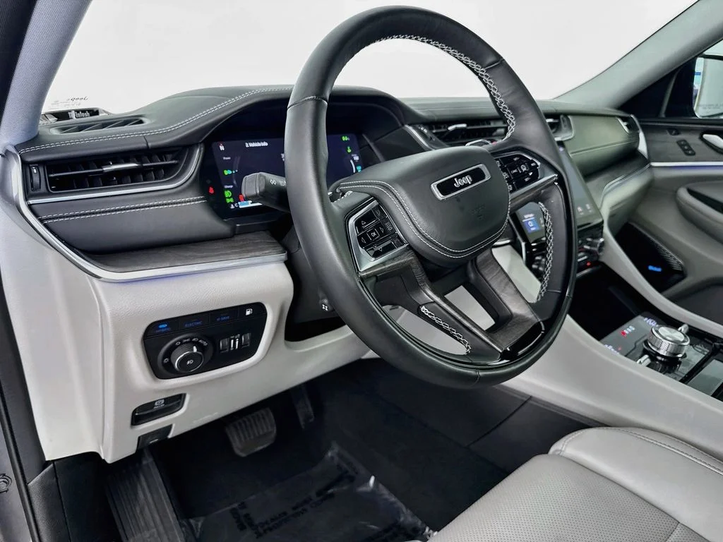 Used 2022 Gray Jeep Overland 4xe image 9