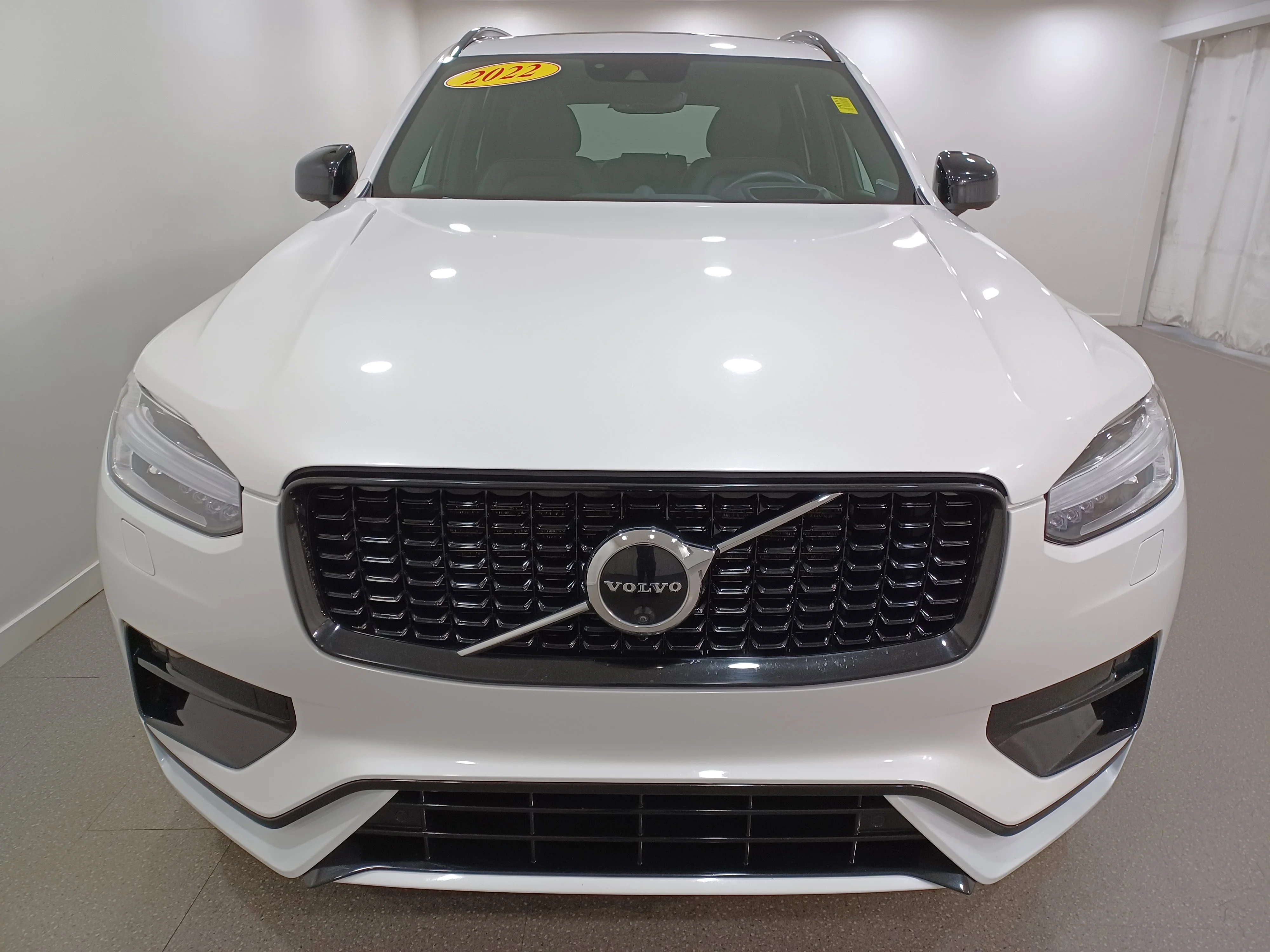 Certified Used 2022 Ice White Volvo T6 R-Design* 7 Pass | Adaptive Cruise | Heads Up Dsp | Nav | 360 Cam | Pano Roof | Htd Wheel image 3