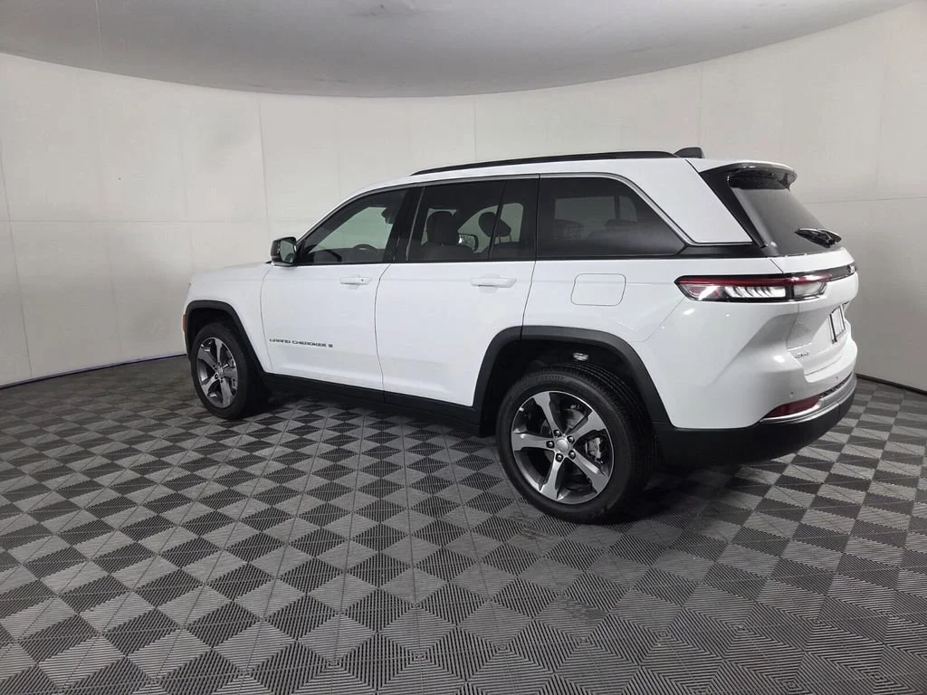 New 2026 Bright White Clear-Coat Exterior Paint Jeep Limited image 7