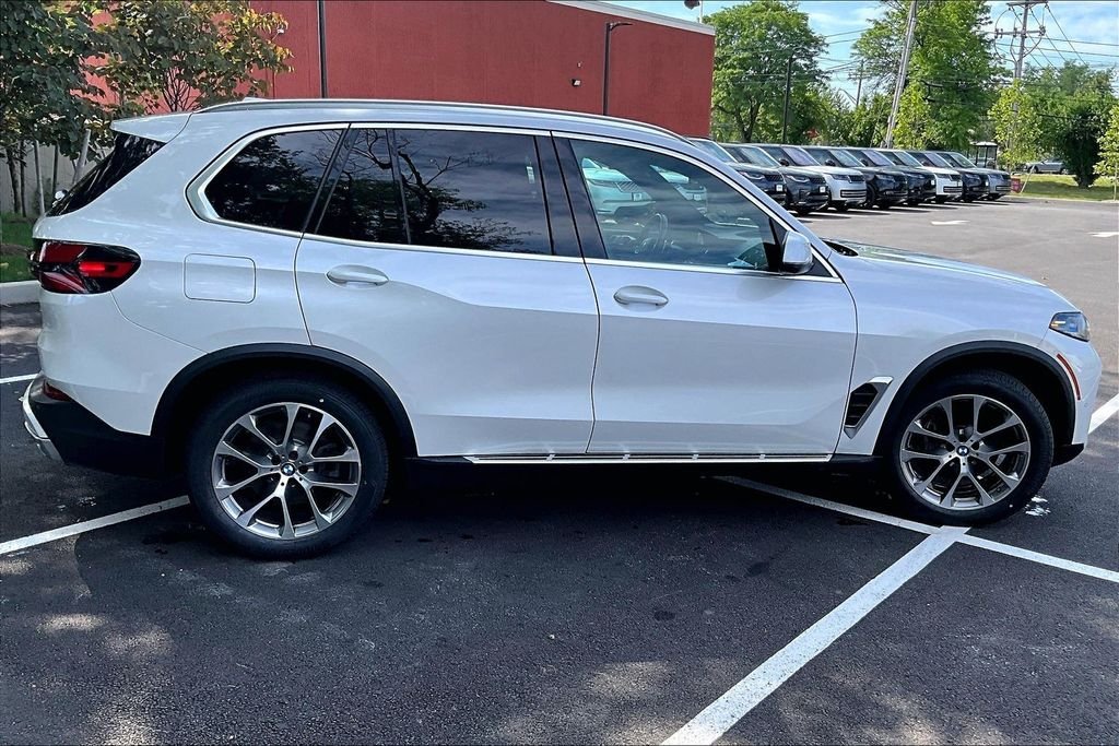 Used 2025 White BMW xDrive40i image 9