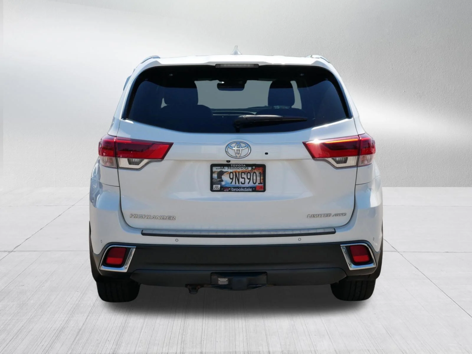 Used 2017 Blizzard Pearl Toyota Limited Platinum image 6