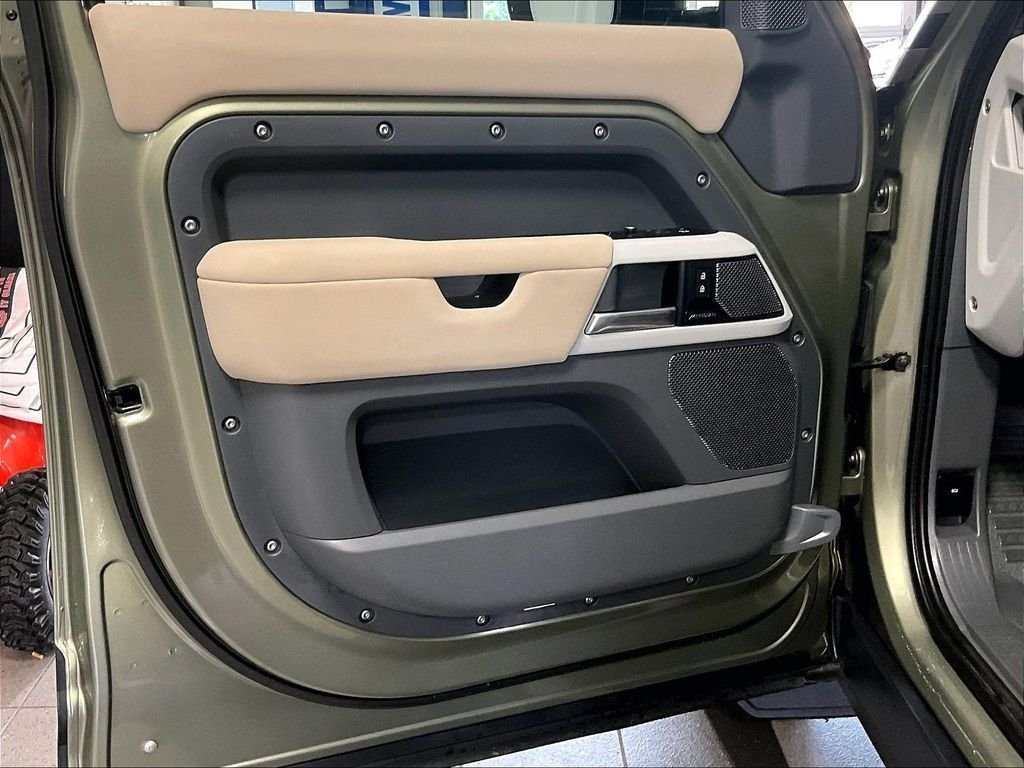 Used 2020 Green Land Rover SE image 9