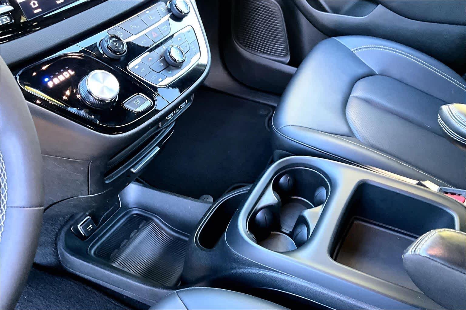 Used 2025 Fathom Blue Pearlcoat Chrysler Select image 16