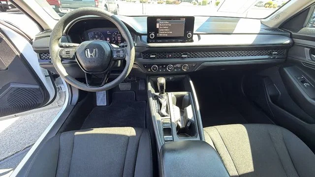 Used 2025 White Honda SE image 18