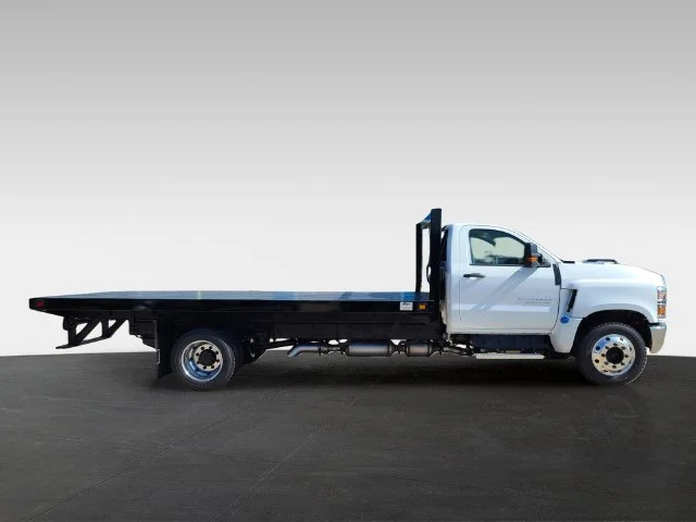 Used 2024 White Chevrolet 1WT image 4
