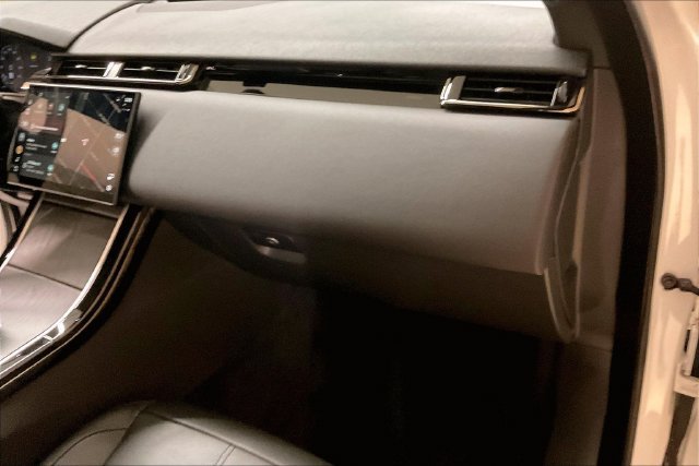 Used 2025 White Land Rover Dynamic SE image 28