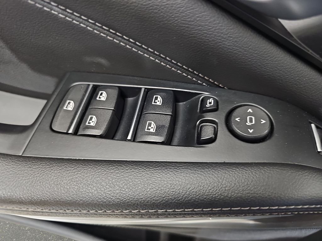 Used 2022 White BMW xDrive40i image 30