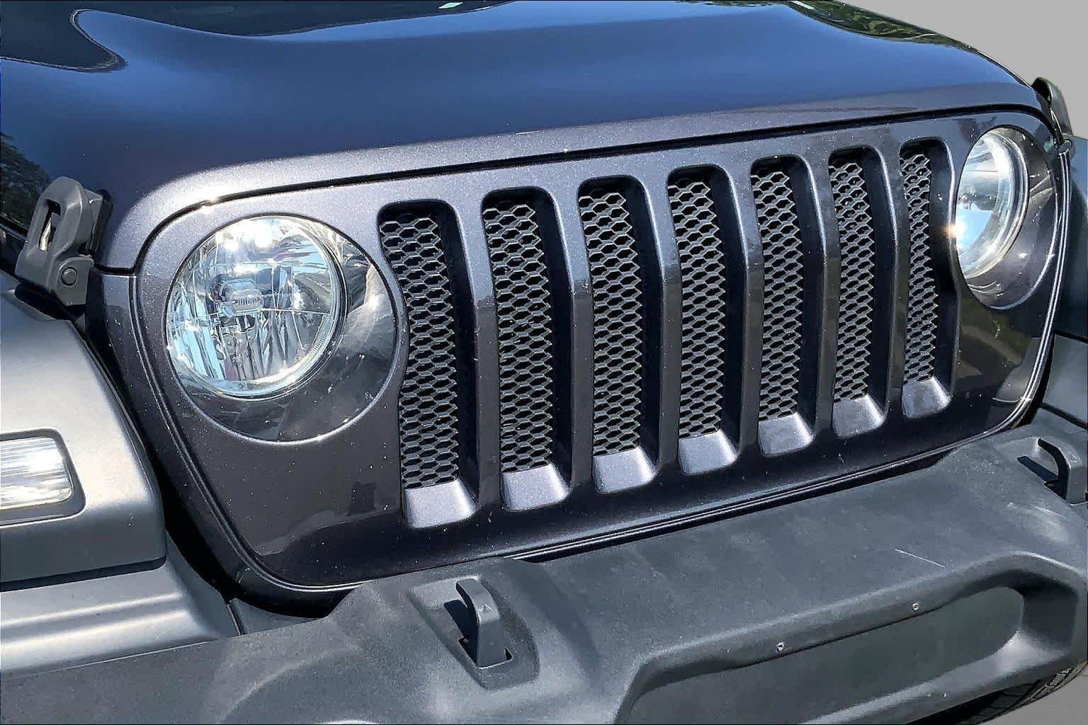 Used 2018 Granite Crystal Metallic Clearcoat Jeep Sport S image 29