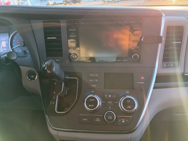 Used 2018 Silver Toyota XLE image 21